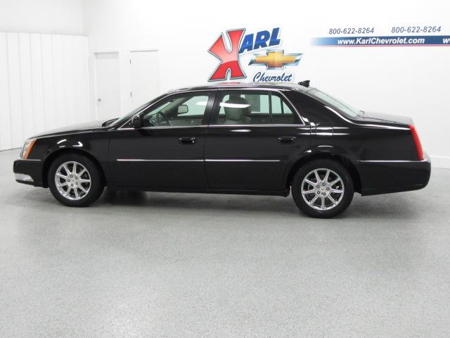 Cadillac DTS 2010 photo 1