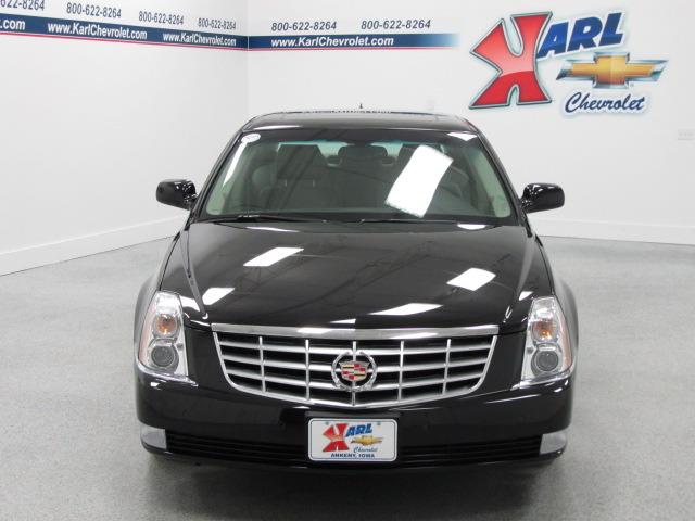 Cadillac DTS 2010 photo 2