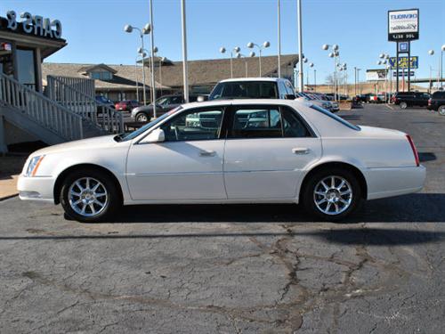 Cadillac DTS 2010 photo 1