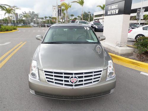 Cadillac DTS 2010 photo 1
