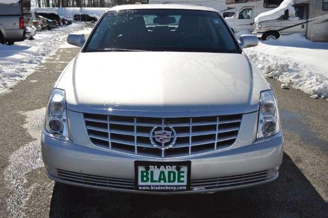 Cadillac DTS Base Sedan
