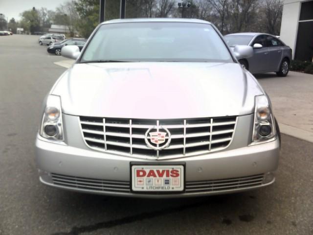 Cadillac DTS 2010 photo 1