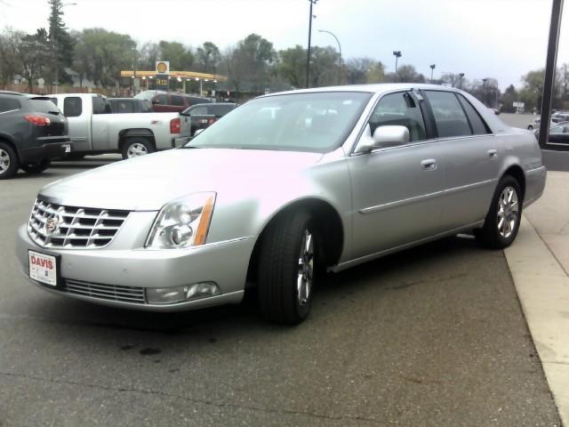 Cadillac DTS 2010 photo 2