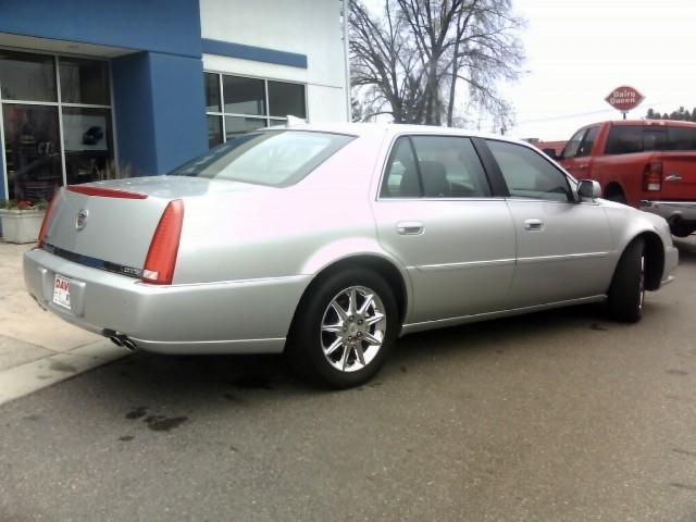 Cadillac DTS 2010 photo 3