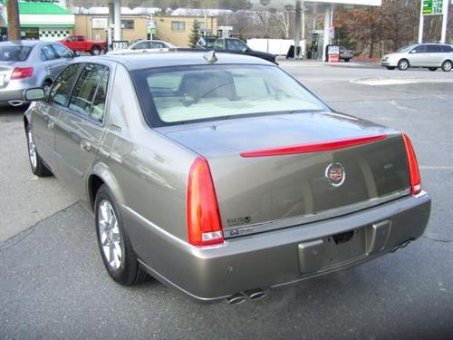 Cadillac DTS 2010 photo 2