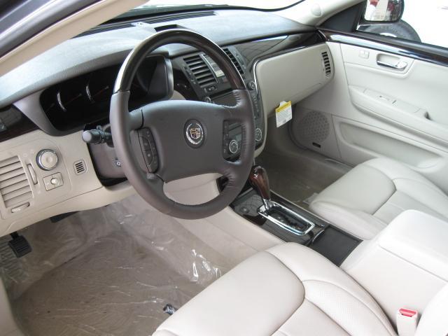 Cadillac DTS 2010 photo 1