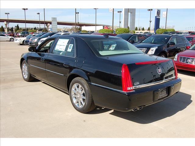 Cadillac DTS 2010 photo 1
