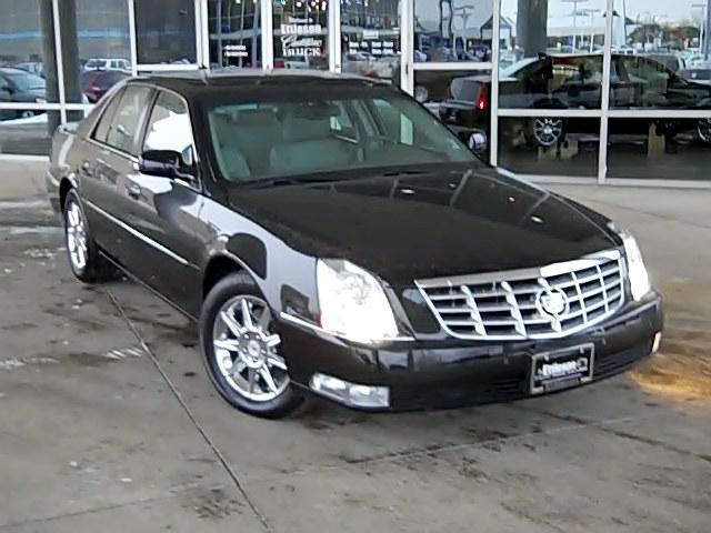 Cadillac DTS 2010 photo 1
