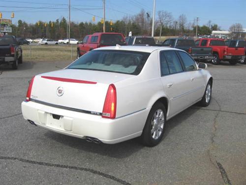 Cadillac DTS 2010 photo 1