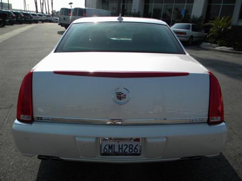 Cadillac DTS 2010 photo 2
