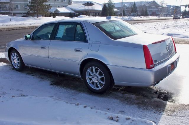 Cadillac DTS 2010 photo 1