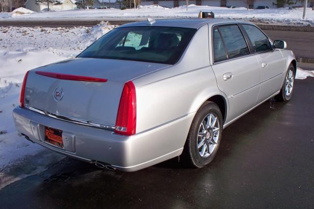 Cadillac DTS 2010 photo 2