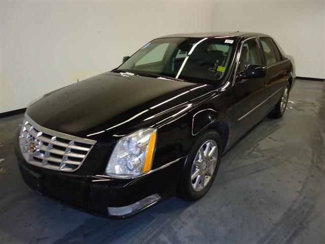 Cadillac DTS 2010 photo 1