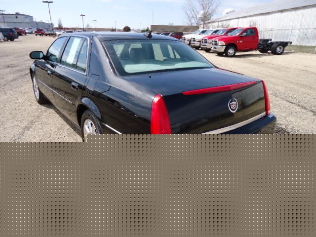 Cadillac DTS 2010 photo 2