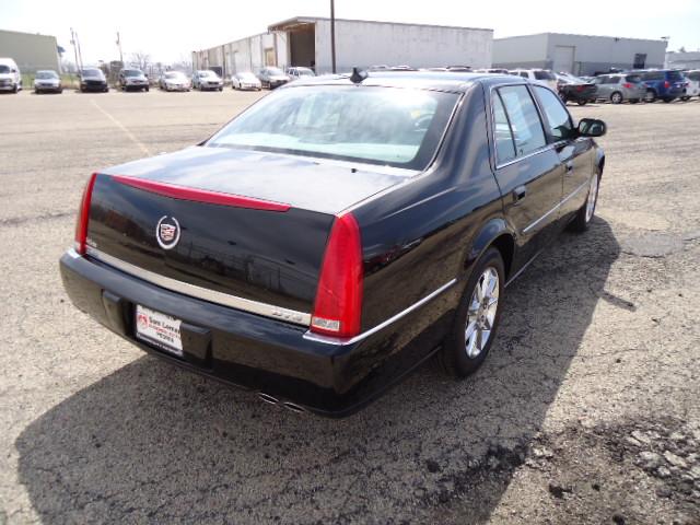 Cadillac DTS 2010 photo 3