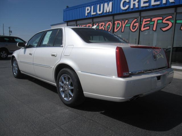Cadillac DTS 2010 photo 2