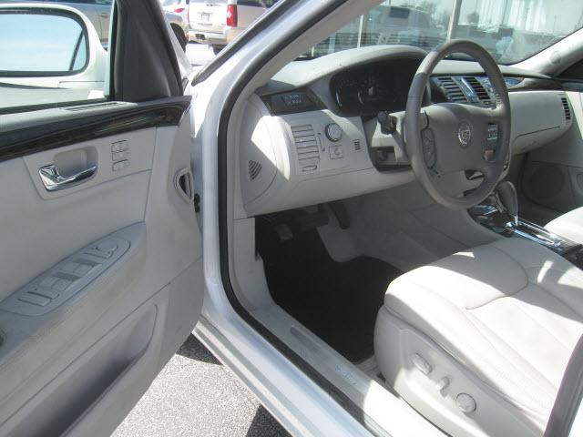 Cadillac DTS 2010 photo 3