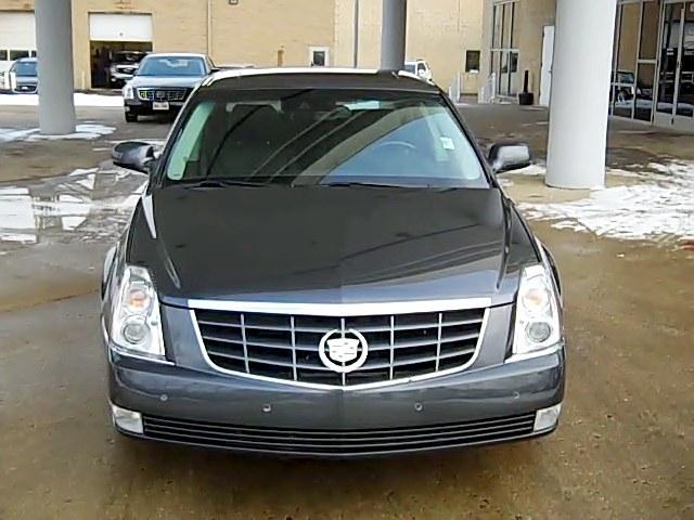 Cadillac DTS 2010 photo 1