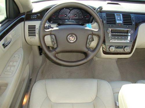 Cadillac DTS 2010 photo 2