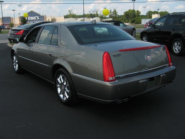 Cadillac DTS 2011 photo 1