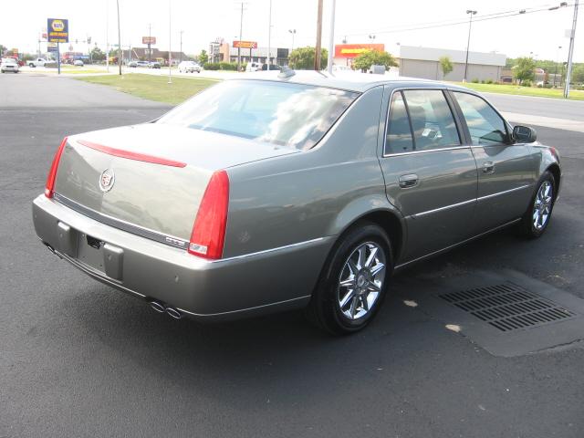 Cadillac DTS 2011 photo 3