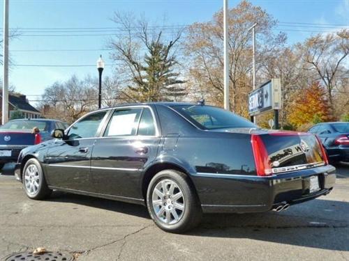 Cadillac DTS 2011 photo 2