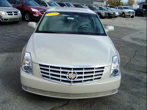 Cadillac DTS 2011 photo 2