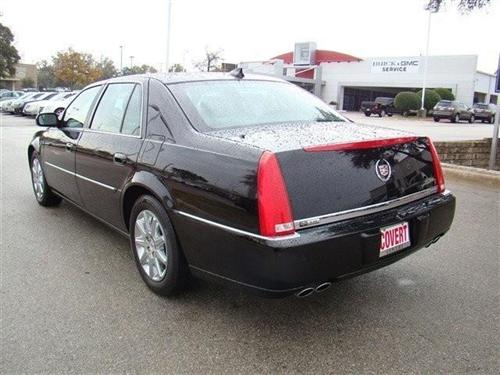 Cadillac DTS 2011 photo 2