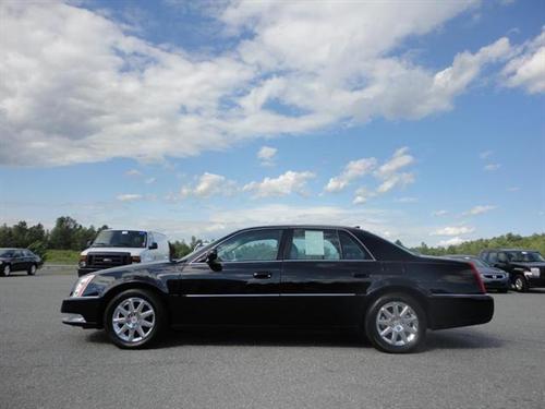 Cadillac DTS 2011 photo 1