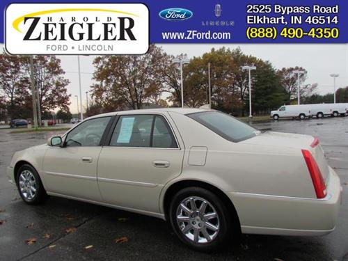 Cadillac DTS 2011 photo 2