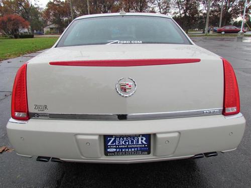 Cadillac DTS 2011 photo 3