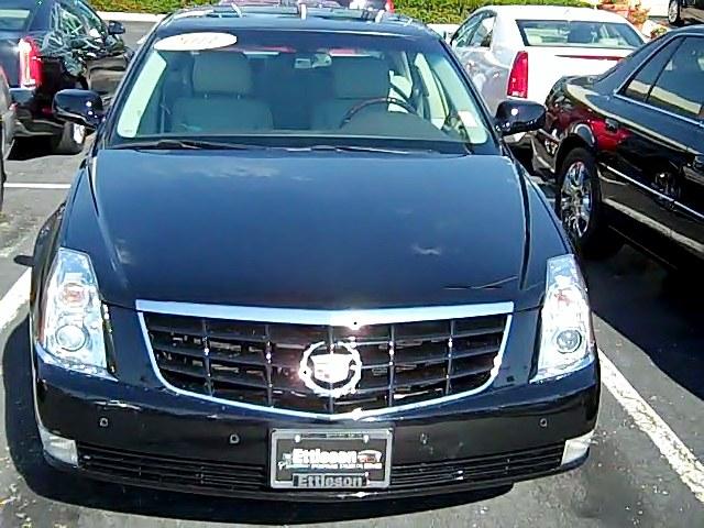 Cadillac DTS 2011 photo 1