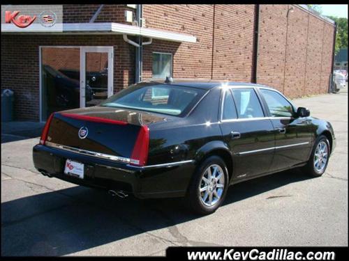 Cadillac DTS 2011 photo 1