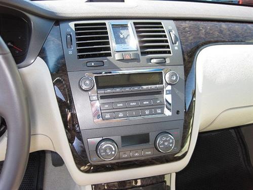 Cadillac DTS 2011 photo 2