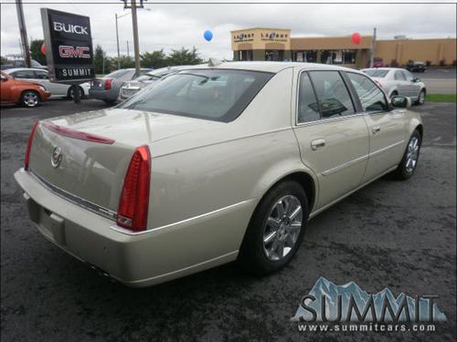 Cadillac DTS 2011 photo 2
