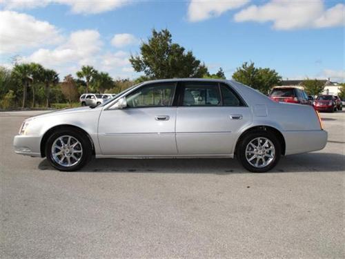 Cadillac DTS 2011 photo 2