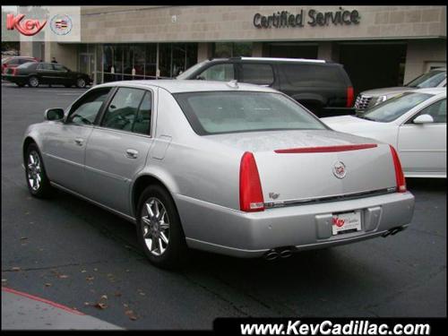 Cadillac DTS 2011 photo 2