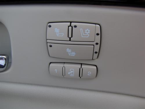 Cadillac DTS 2011 photo 2