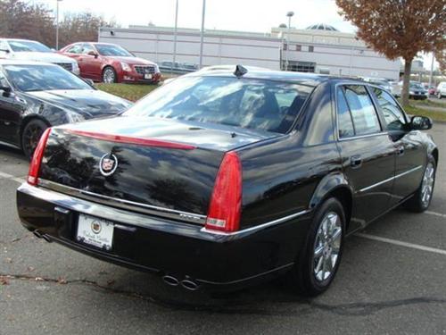 Cadillac DTS 2011 photo 2