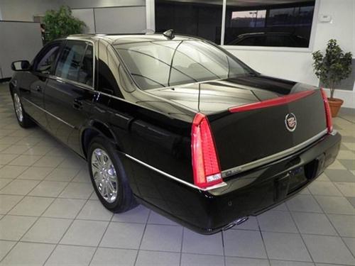 Cadillac DTS 2011 photo 2