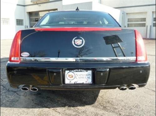 Cadillac DTS 2011 photo 3