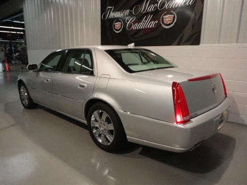 Cadillac DTS 2011 photo 2
