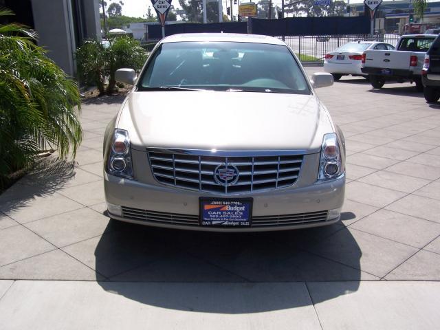Cadillac DTS 2011 photo 1