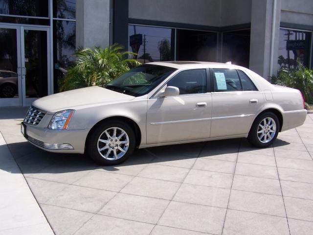 Cadillac DTS 2011 photo 2
