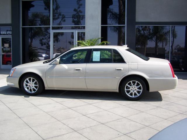 Cadillac DTS 2011 photo 3