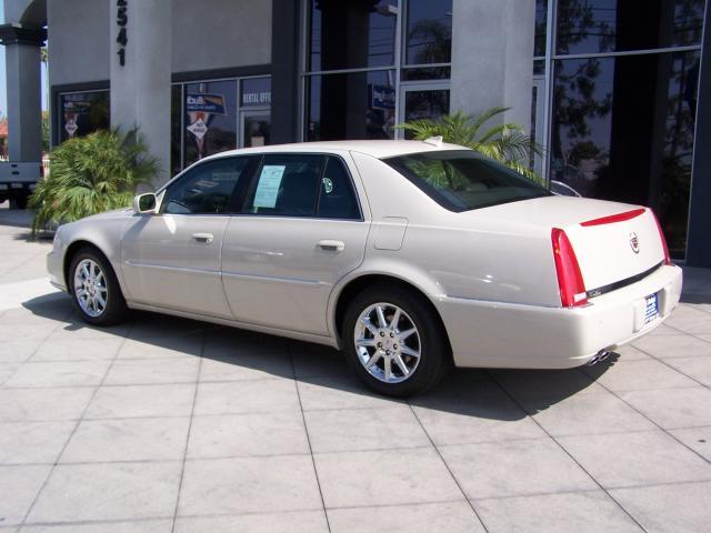 Cadillac DTS 2011 photo 4