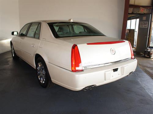 Cadillac DTS 2011 photo 2