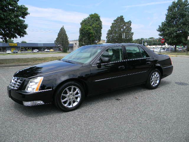 Cadillac DTS 2011 photo 1