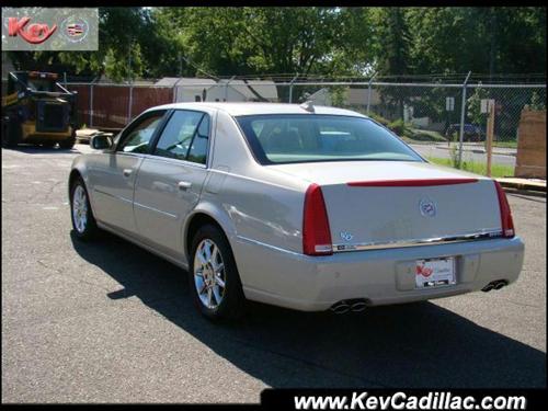 Cadillac DTS 2011 photo 2