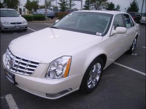 Cadillac DTS 2011 photo 2